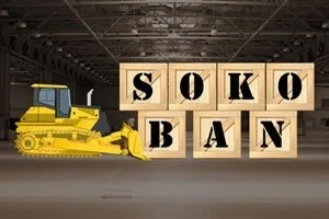 En gul bulldozer foran stablede trekasser med bokstavene som staver SOKOBAN i en lagerbygning