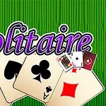 Illustrasjon av kort med symbolene hjerter, spar, kløver og ruter mot en grønn bakgrunn med teksten Solitaire