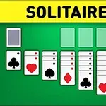 Grønnt spillebrett med oppstilte kortstokker og teksten SOLITAIRE øverst