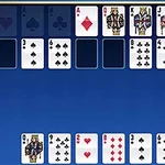 Kortspillgrensesnitt med spillekort arrangert i rader mot en blå bakgrunn