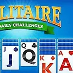 Et spillebrett med kort på rekke og rad med teksten Solitaire Daily Challenges på en blå bakgrunn