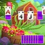 Kortspill-oppstilling med en låve i bakgrunnen og fargerike blomster i forgrunnen