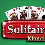 Et bilde av fire spillkort (ruter knekt, spar dame, hjerter konge, spar ess) over en rød logo med teksten Solitaire Klondike på grønn bakgrunn