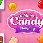 Et rosa sjakkbrett med godteritema, inkludert brikker med bilder av godteri som kjærlighet på pinne, drops og småkaker, og teksten Solitaire Candy Mahjong på høyre side