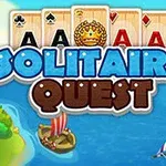 Kort med ess-symboler og en krone bak teksten Solitaire Quest med en kystlinje og skip i fargerike seil på vannet