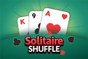 Kort med hjerteress, kløver ni, og hjerter konge mot en grønn bakgrunn med teksten Solitaire Shuffle nedenfor