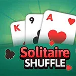 Kort med hjerteress, kløver ni, og hjerter konge mot en grønn bakgrunn med teksten Solitaire Shuffle nedenfor