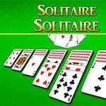 Spillkort lagt ut på et grønt bord med teksten Solitaire over