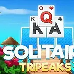 Kort med bokstaver og symboler foran en tropisk strand med blå himmel, palmer og blomster, samt teksten Solitaire TriPeaks