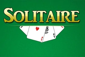 Teksten Solitaire i gullbokstaver over fire morokort (spar, hjerter, ruter, kløver) på en grønn bakgrunn