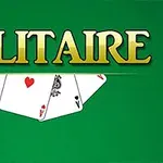 Teksten Solitaire i gullbokstaver over fire morokort (spar, hjerter, ruter, kløver) på en grønn bakgrunn