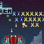 En rød romskip skyter på en formasjon av fargerike romvesen mot en stjernehimmel med eksplosjoner og teksten Space Shooter øverst