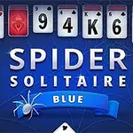Kort med tall og symboler er arrangert på en blå bakgrunn med teksten SPIDER SOLITAIRE BLUE sammen med en hvit edderkopp og et blått bånd