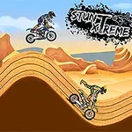Tre motorsyklister utfører stunts i en ørken med bølgende sanddyner