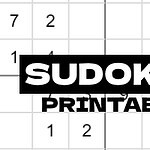Et delvis fylt tallrutenett med teksten Sudoku Printable i svart og hvit over bildet