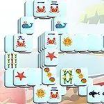 Mahjong-brikker med motiver av sjøskapninger som hvaler, krabber og sjøstjerner, plassert mot en bakgrunn med palmetrær