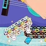 Hånd som spiller gitar med fargerike armbånd dekorert med kaninanheng og andre sjarm