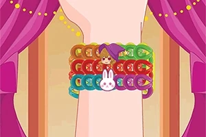 En arm med fargerike armbånd, inkludert et med en lilla figur og et med et hvitt kaninansikt, mot en bakgrunn med rosa og lilla gardiner