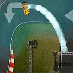 Gul bil drifter rundt en skarp sving på en asfaltert racerbane med piler som viser retningen