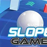 En stor hvit ball ruller ned en skrå blå bakke med teksten Super Slope Game i forgrunnen, omgitt av geometriske former