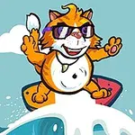 En tegneserieaktig katt med solbriller surfer på en bølge på et fargerikt surfebrett, med en oransje skjell i bakgrunnen