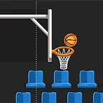 En basketball svever mot en basketkurv foran tomme blå seter