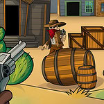 En tegneserieaktig western-scene med en cowboy som peker en pistol mot en annen person som også holder en pistol, omringet av kaktuser, tønner og trebygninger