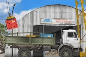 En lastebil står foran en lagerbygning med et skilt som sier Cargo Delivery, mens en kran løfter en rød container