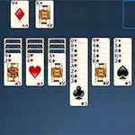 Kortspill med spillekort arrangert i rader på en blå bakgrunn
