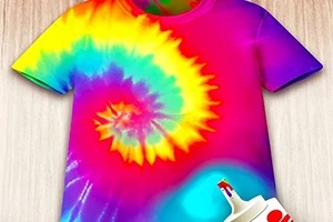 Tie-dye t-skjorte med spiralmønster i regnbuefarger ved siden av en trykkflaske