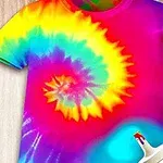 Tie-dye t-skjorte med spiralmønster i regnbuefarger ved siden av en trykkflaske
