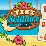 Et tropisk strandtema med et skilt, kort med figurer, blomster og en tikipåle