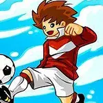 En tegneseriefigur i rødt fotballdrakt sparker en fotball mot en blå himmel med skyer