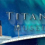 Teksten Titanic Museum er plassert over en illustrasjon av et skip under nordlys på en stjerneklar natt