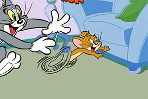 En tegneseriescene der en katt løper etter en mus i et rom med en blå stol