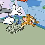 En tegneseriescene der en katt løper etter en mus i et rom med en blå stol
