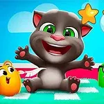 En animert katt med store øyne sitter smilende på et teppe omgitt av fargerike figurer, med tre gule stjerner over hodet
