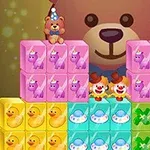 Fargerike klosser med bilder av leker foran en tegneserie-bamse med to små bamser med festhatter på toppen