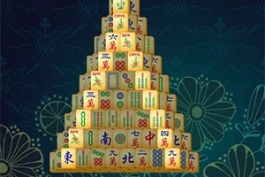 En pyramideformet stabel med mahjong-brikker mot en dekorativ, blomstret bakgrunn