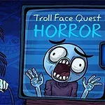 En tegnet figur med langt bustete hår holder en spillkontroller ved siden av en skjerm som viser en skrekkslagen blå figur med teksten Troll Face Quest Horror