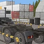 Hvitt lastebilchassis parkert i et industriområde med containere i bakgrunnen