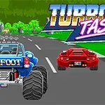 To biler kjører på en vei med store trær i bakgrunnen, og teksten Turbo Tastic vises øverst