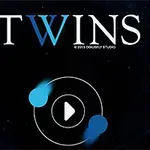 Tekst TWINS står øverst med en blå og hvit W, under er det en sirkel med et play-ikon og to blå lysende objekter i bevegelse rundt den