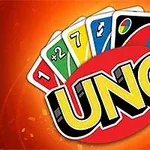 Logoen UNO med fem flerfargede kort i bakgrunnen mot en oransje bakgrunn med lyseffekter