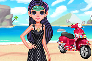 En illustrert person med langt lilla hår og en svart kjole står på en strand ved siden av en rød scooter med blomsterdesign, med havet og blå himmel i bakgrunnen