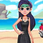 En illustrert person med langt lilla hår og en svart kjole står på en strand ved siden av en rød scooter med blomsterdesign, med havet og blå himmel i bakgrunnen
