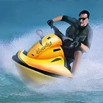 En person kjører en gul vannscooter raskt over havet, med vannsprut rundt seg