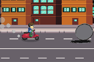 En person på en scooter kjører langs en bygate med murbygninger i bakgrunnen, mens en stor steinblokk ruller på veien