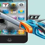 En smarttelefon med sprukket skjerm som blir reparert med en blå og oransje verktøymaskin