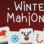 Tekst Winter Mahjong i hvitt med vinterikoner som nisselue, snøfnugg, reinsdyr, sukkertøystang, krans og gave på brikker mot en rød bakgrunn